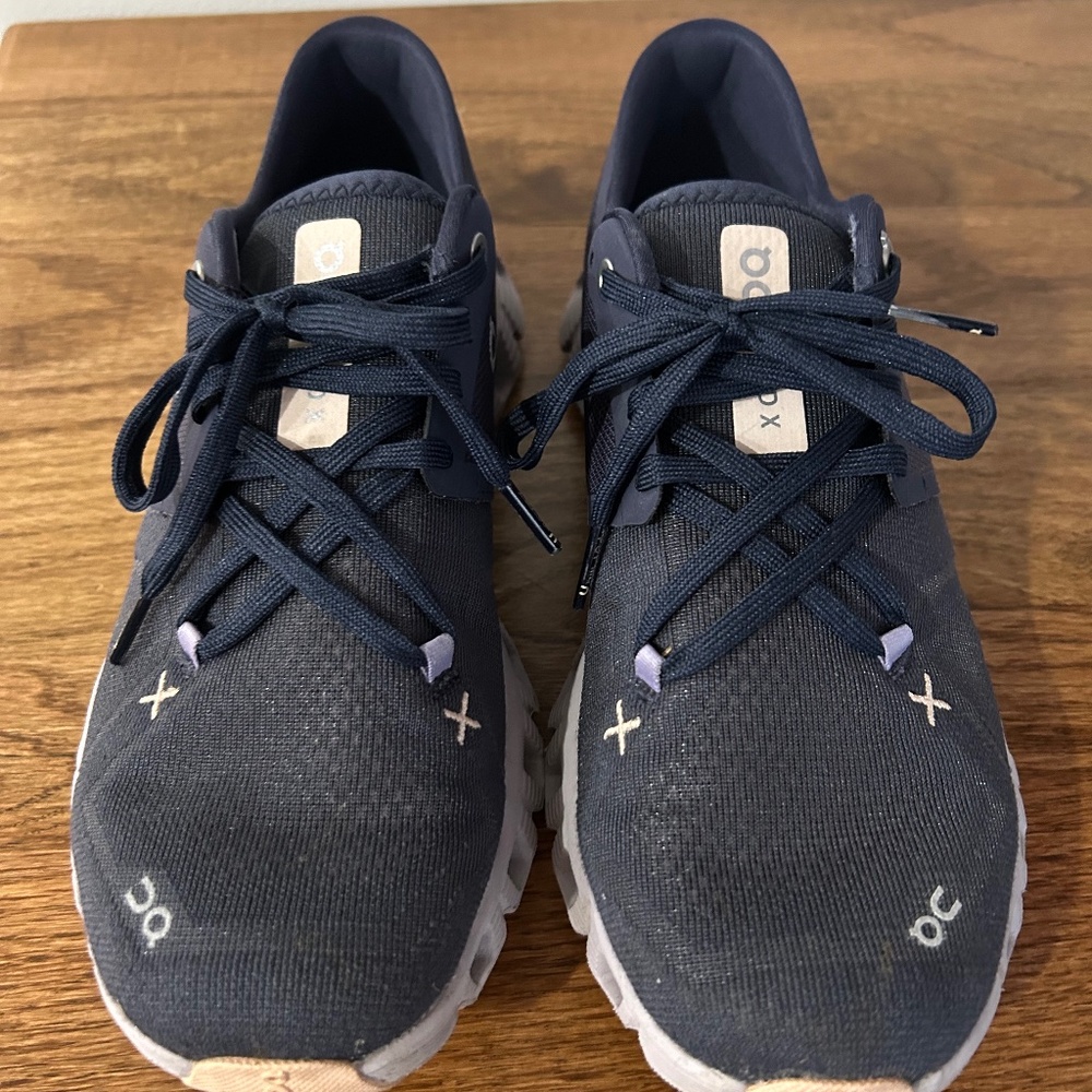 Women’s 7.5 oncloud shoes